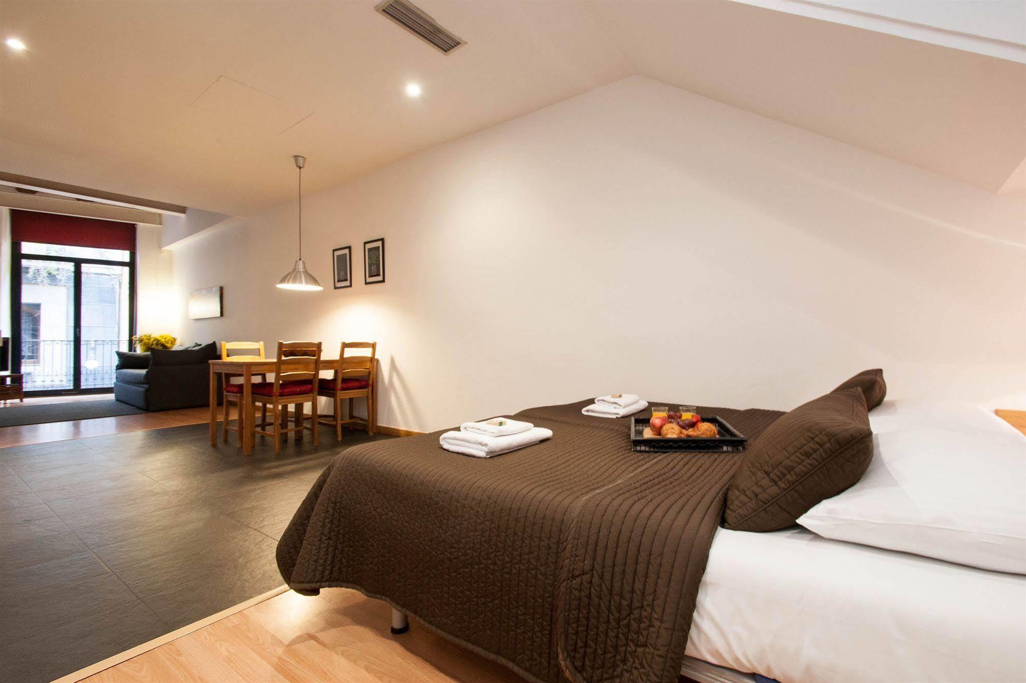 Short Stay Group Liceu Serviced Apartments Барселона Екстер'єр фото