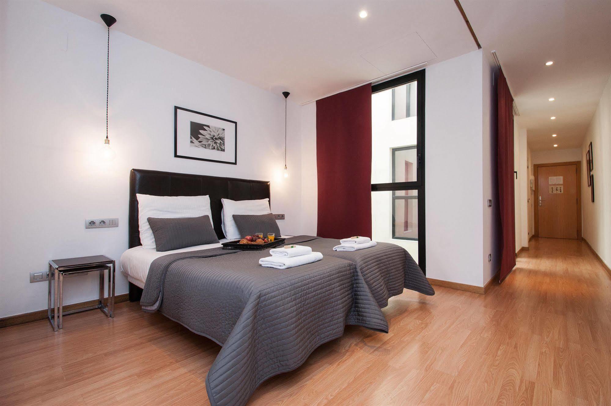 Short Stay Group Liceu Serviced Apartments Барселона Екстер'єр фото