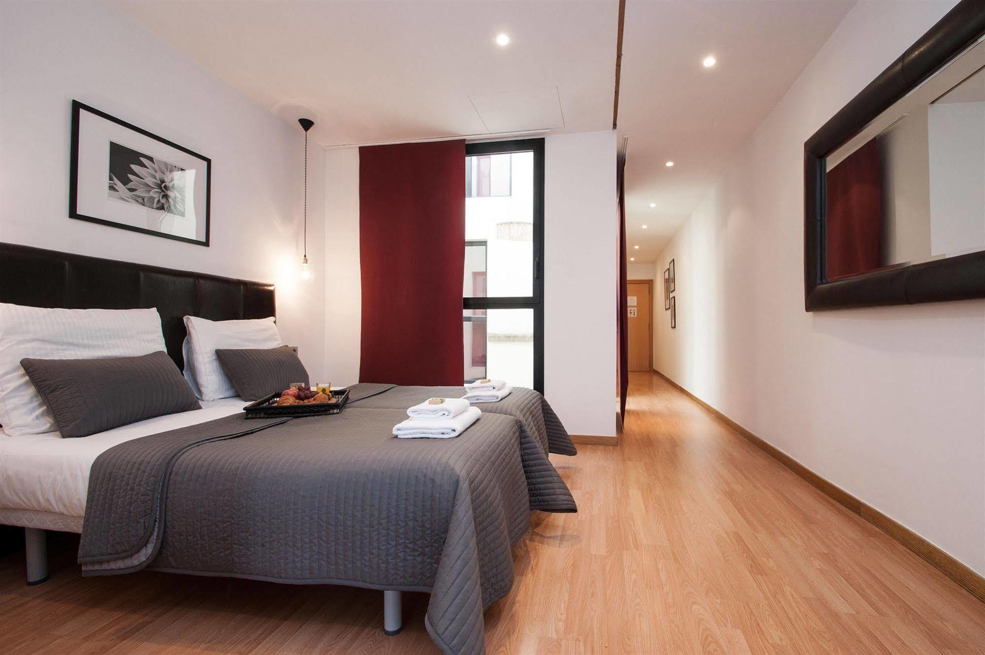 Short Stay Group Liceu Serviced Apartments Барселона Екстер'єр фото