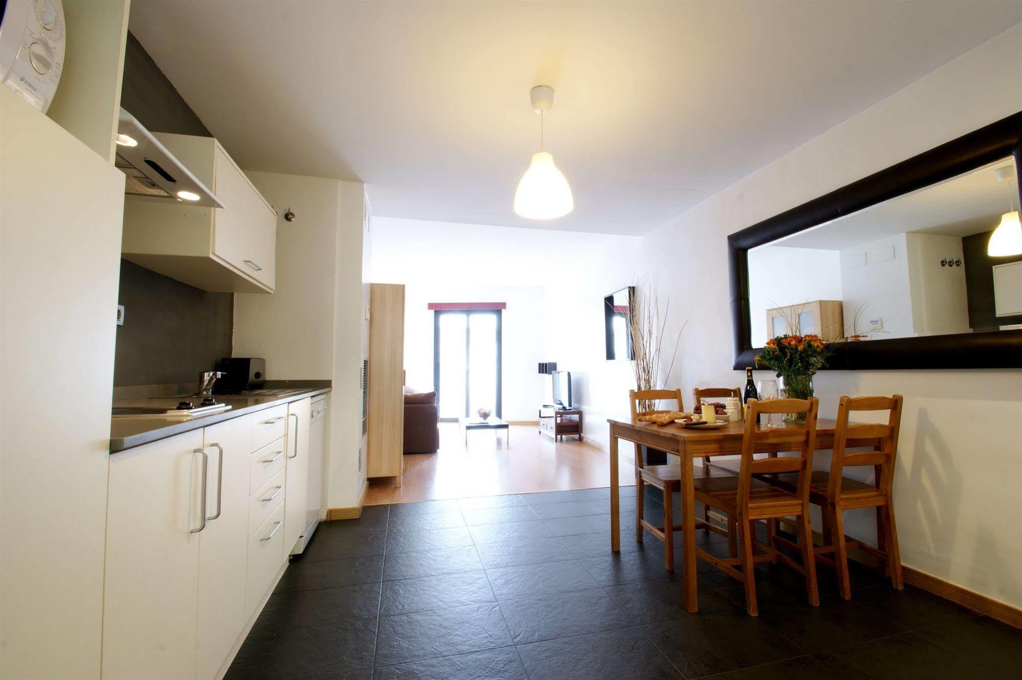 Short Stay Group Liceu Serviced Apartments Барселона Екстер'єр фото