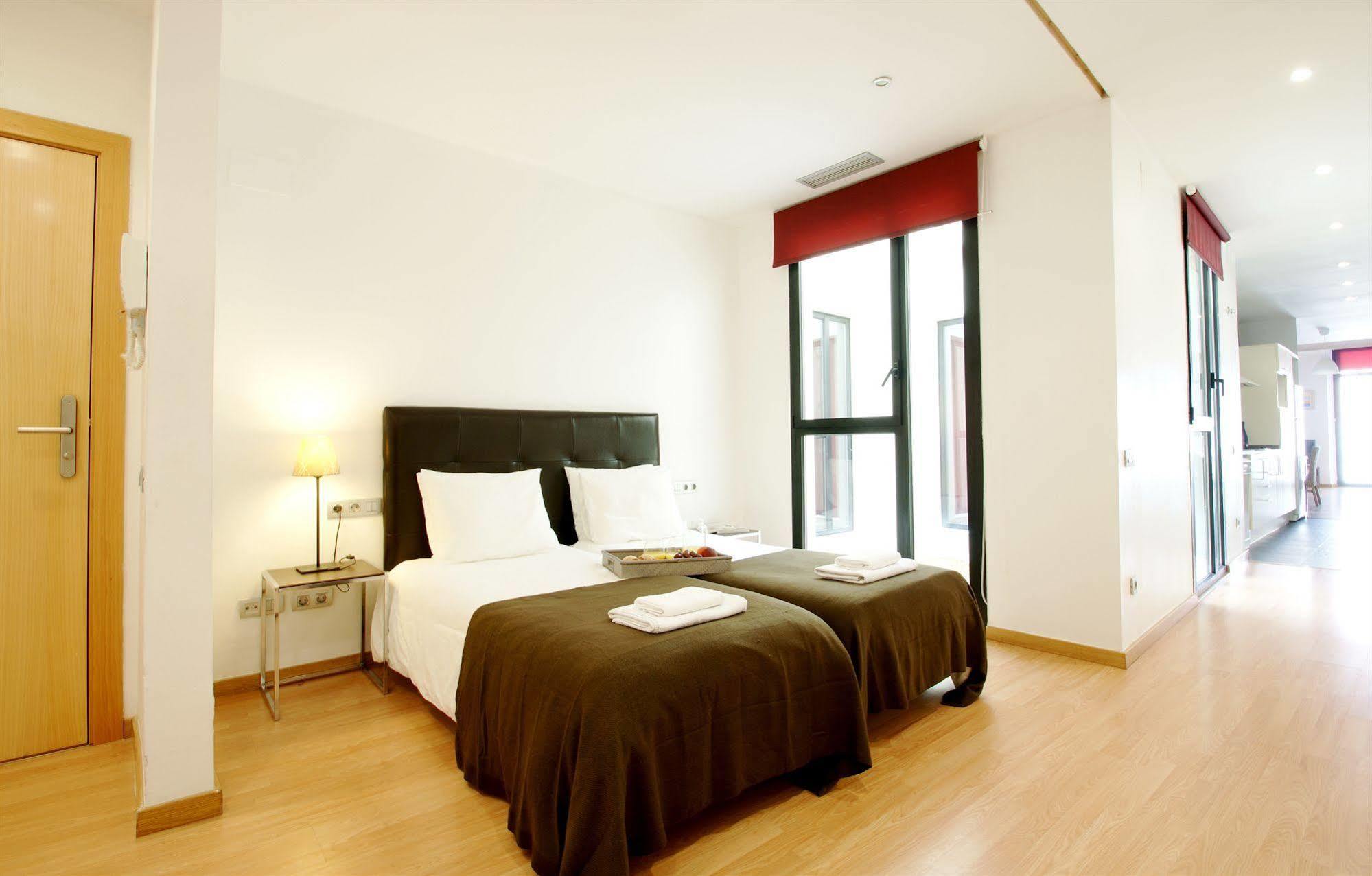 Short Stay Group Liceu Serviced Apartments Барселона Екстер'єр фото